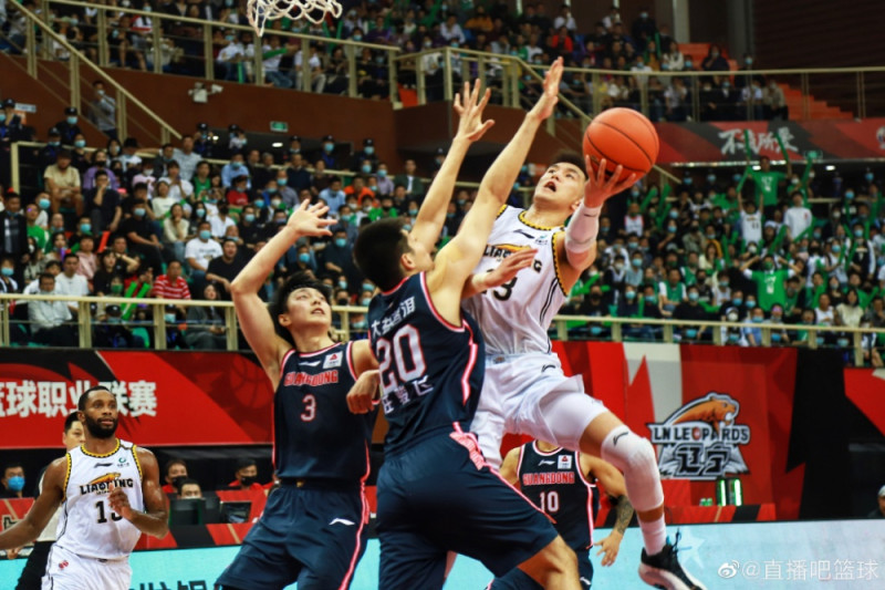 篮网险胜勇士，赵继伟扛起全队