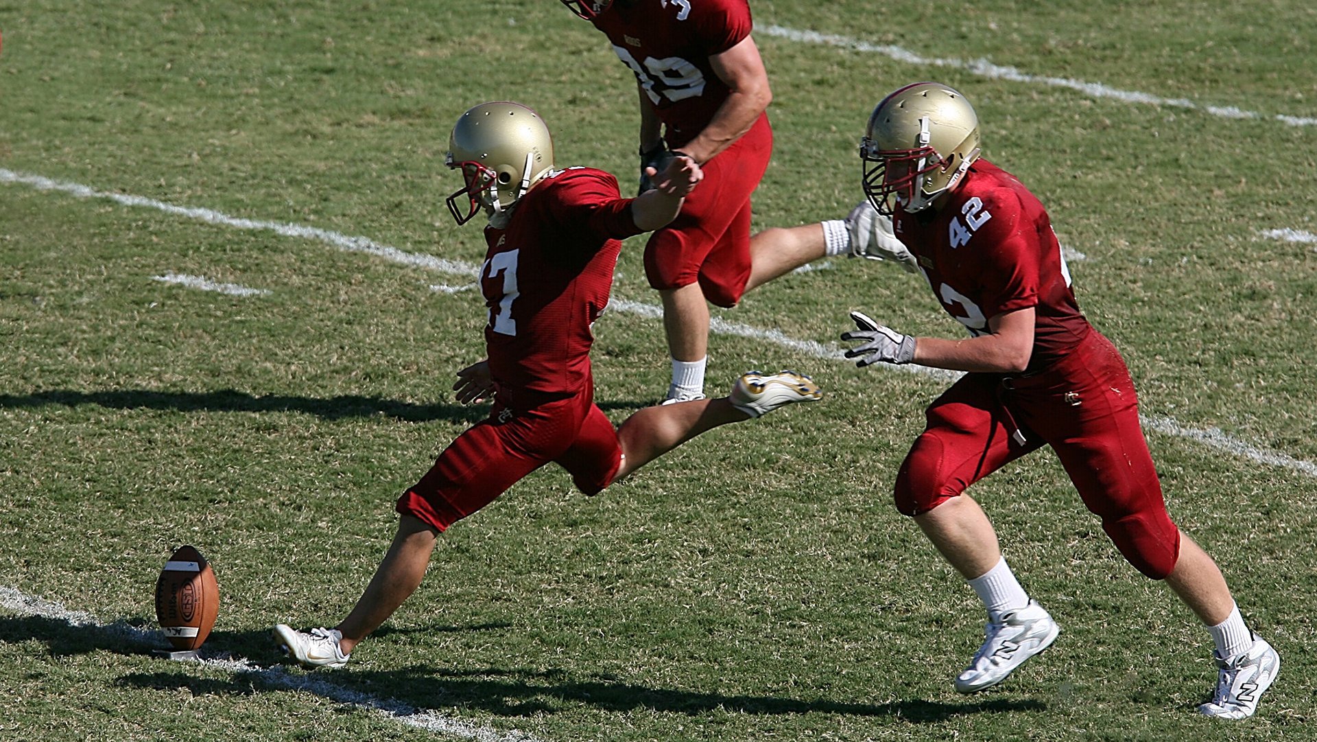 开云APP-萨内引擎轰鸣，马里战鼓不息，当赛道与绿茵场共享人类不屈的叙事